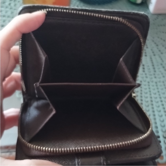 Louis Vuitton small zip wallet. Great size for any occasion and bag - Picture 3 of 10